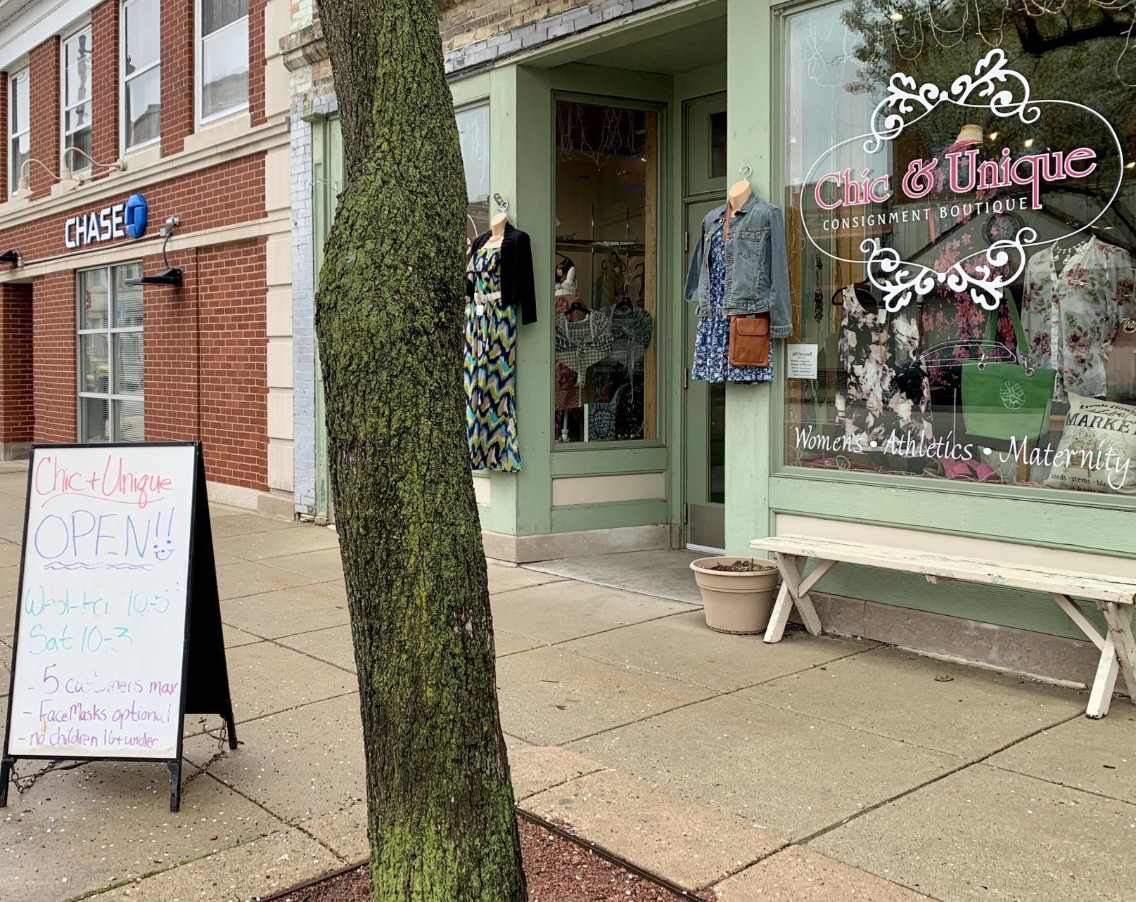 Chic & Unique storefront greeting